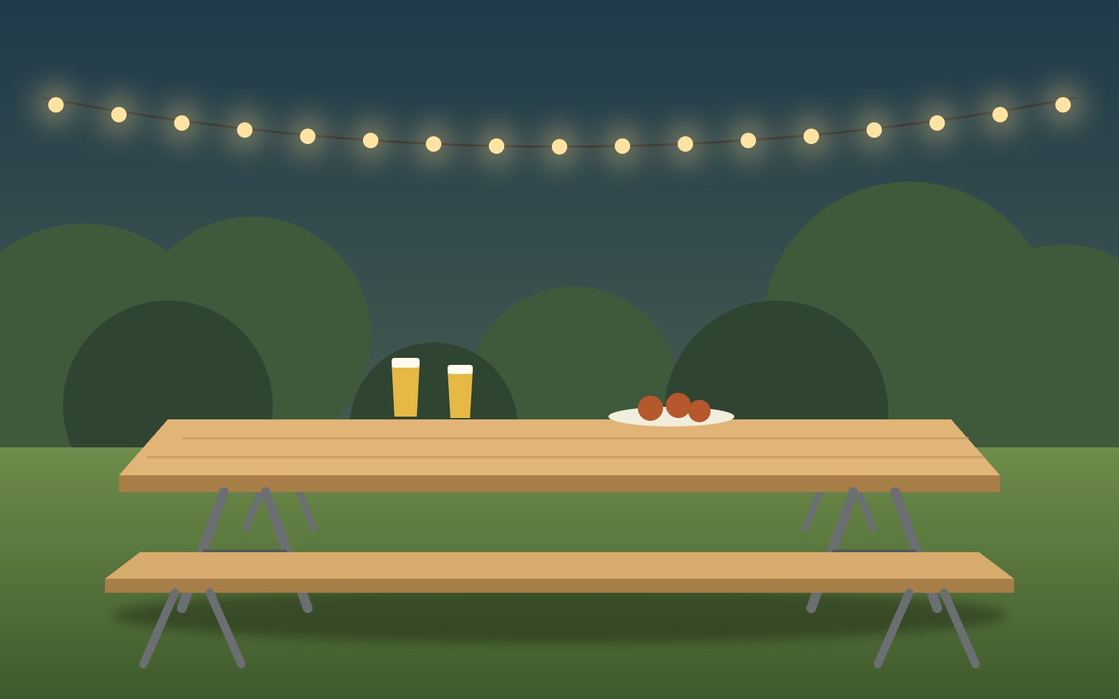 Festzeltgarnitur mit Tisch und zwei Bänken auf einer Wiese unter einer Lichterkette