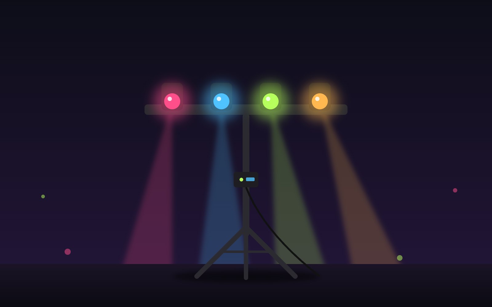 LED-Lichtleiste mit vier farbigen Spots auf Stativ, bunte Lichtkegel im dunklen Raum